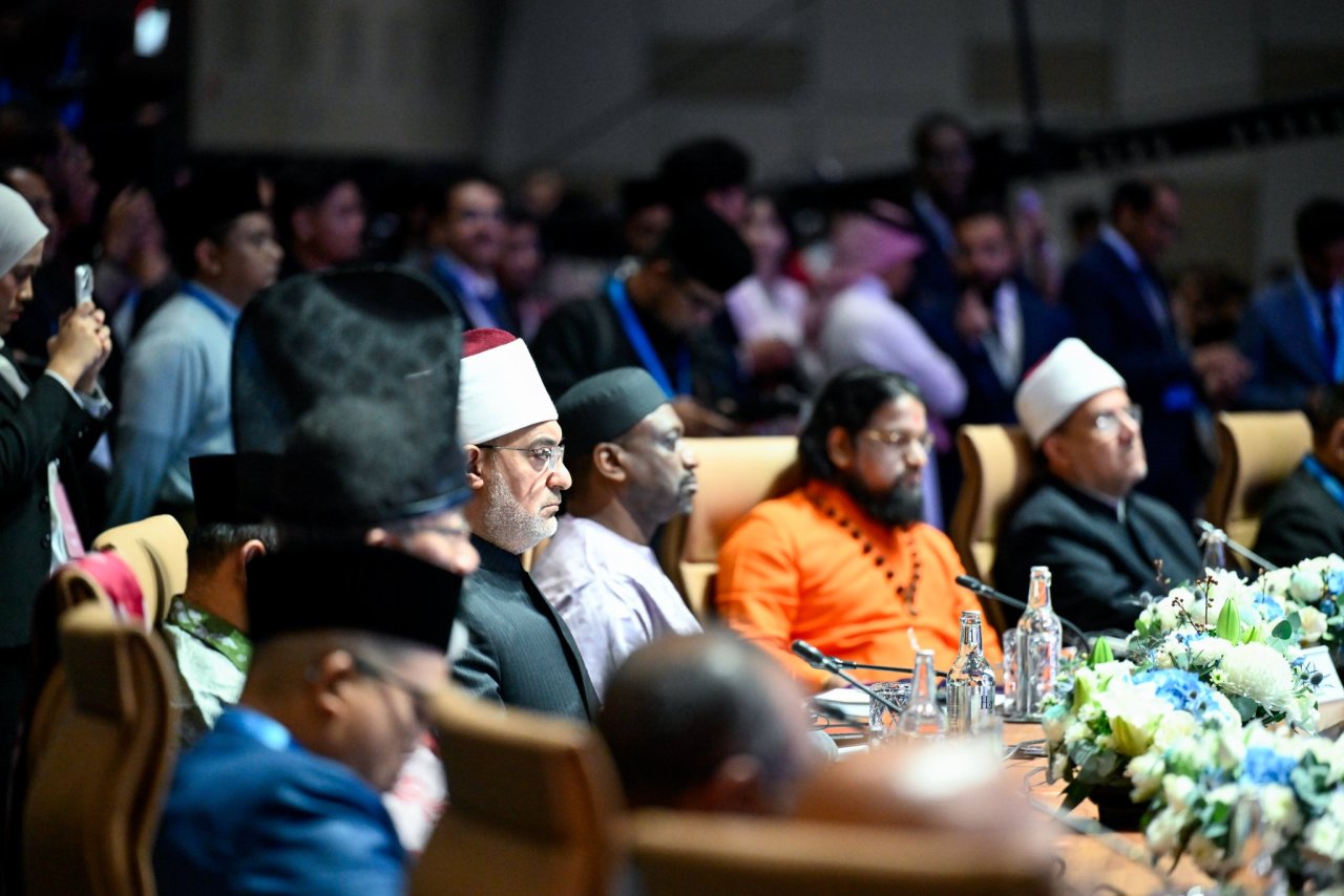 بین الاقوامی مذہبی قیادتوں کی تیسری عالمی سربراہی کانفرنس کی جھلکیاں، جس میں سیکرٹری جنرل رابطہ اور چیئرمین مسلم علماء کونسل، عزت مآب شیخ ڈاکٹر محمد العیسی نے افتتاحی تقریب سے مرکزی خطاب کیا