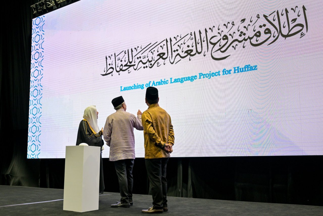 صورٌ من تدشين معالي الأمين العام، رئيسُ هيئة علماء المسلمين، فضيلةُ الشيخ د. ⁧‫محمد العيسى‬⁩‬⁩ الملتقى الرابع لمجلس علماء آسيان