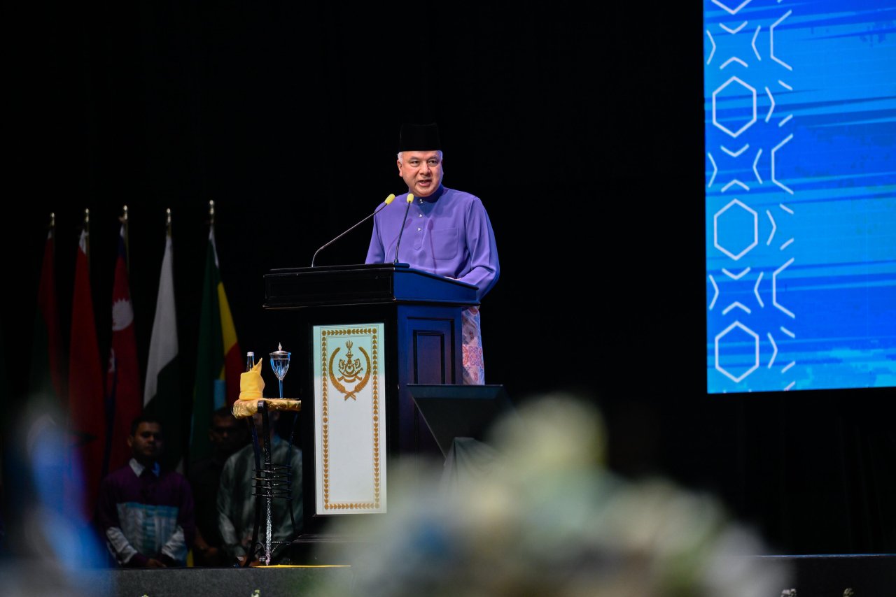 الأمينُ العام لرابطة العالم الإسلامي يشارِك بكلمةٍ افتتاحيةٍ في أعمال "القمّة الدولية الثالثة للقيادات الدينية" بالعاصمة الماليزية "كوالالمبور"