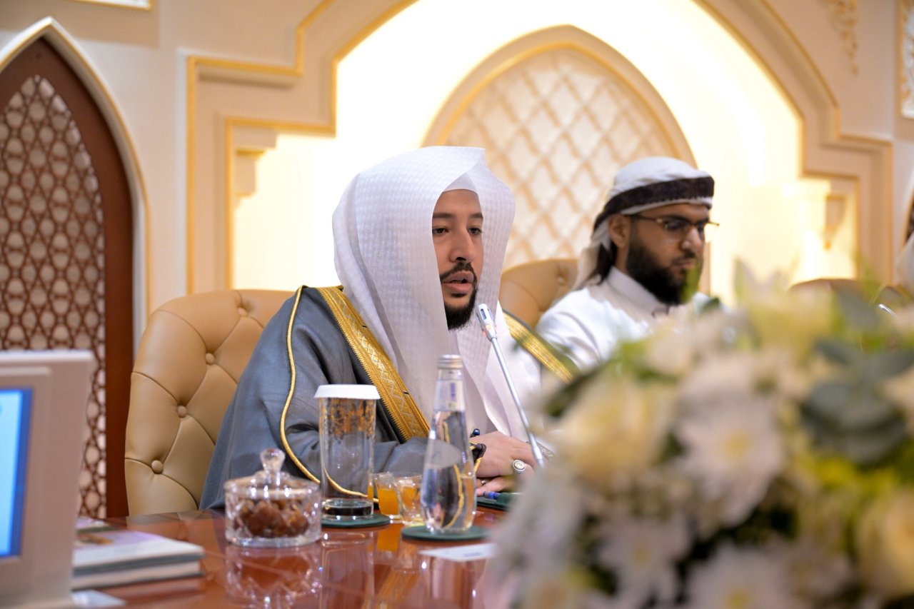 Fotos de la ceremonia en la que el Secretario General, el Sheij Dr. Mohammed Al-Issa inauguró, en la sede de la Liga del Mundo Islámico en La Meca, el «Atlas de los diez recitadores del Corán y sus transmisores», en presencia de su autor, el Sheij Sami Al-Maghlouth