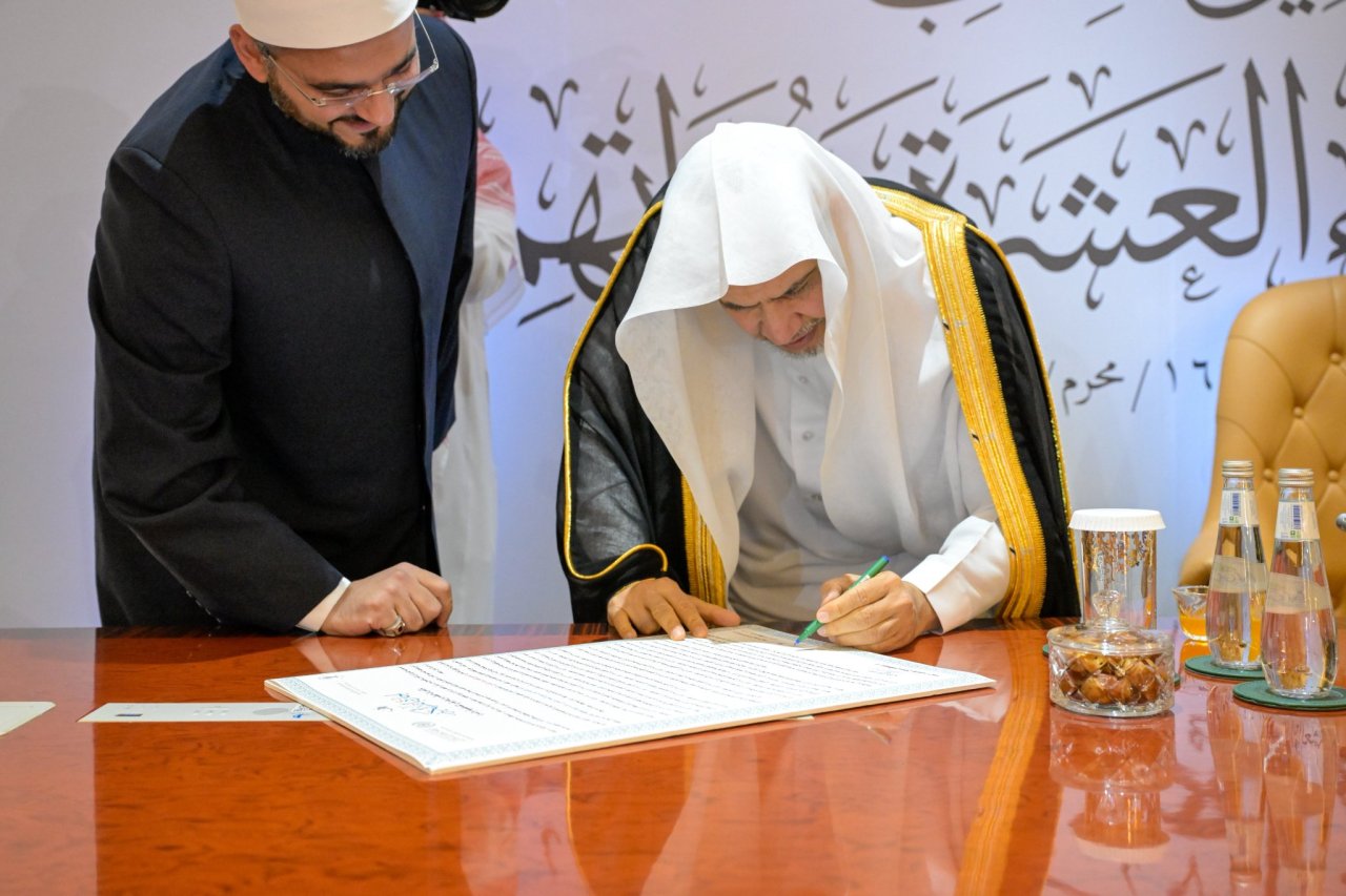 Fotos de la ceremonia en la que el Secretario General, el Sheij Dr. Mohammed Al-Issa inauguró, en la sede de la Liga del Mundo Islámico en La Meca, el «Atlas de los diez recitadores del Corán y sus transmisores», en presencia de su autor, el Sheij Sami Al-Maghlouth
