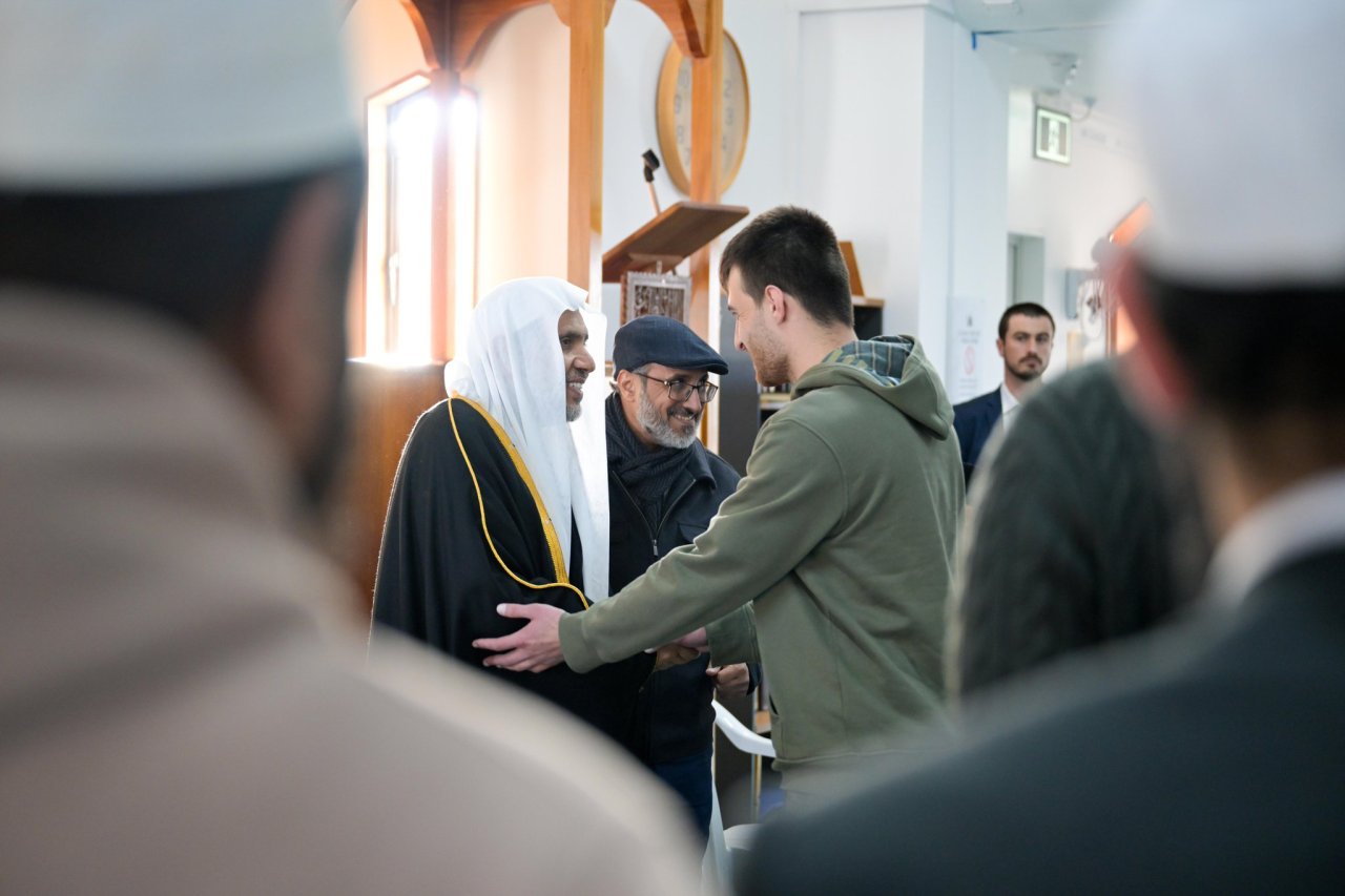 زارَ معالي الأمين العام، رئيسُ هيئة علماء المسلمين، فضيلةُ الشيخ د.⁧‫محمد العيسى‬⁩‬⁩ المسجدَ، حيثُ تفقَّد -مُجدَّدًا- احتياجاتِه، والتقى النّاجِين مِن الهجوم الإرهابيّ، وأُسرَ الشُّهداء -رحمهم الله-