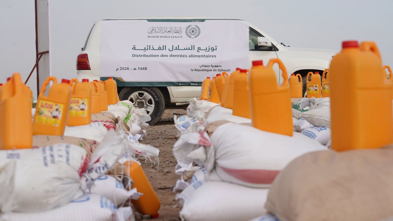 The Muslim World League implemented a food basket project in the Republics of Djibouti and Uganda, distributing food baskets containing essential food supplies. By the grace of Allah, the project benefited tens of thousands of orphans and families in need