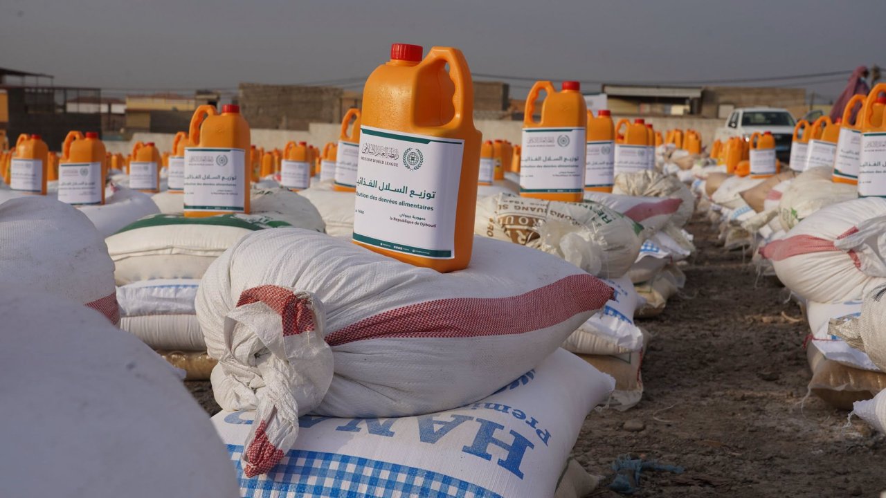 The Muslim World League implemented a food basket project in the Republics of Djibouti and Uganda, distributing food baskets containing essential food supplies. By the grace of Allah, the project benefited tens of thousands of orphans and families in need