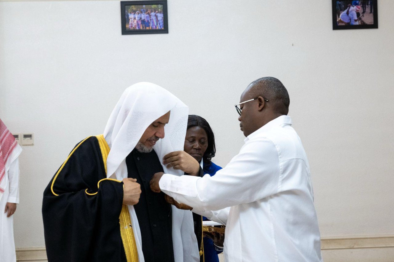 *رئيس غينيا بيساو وأمين عام رابطة العالم الإسلامي يدشّنان مسابقة &quot;تيجان النور القرآنية&quot; الأبرز من نوعها في الغرب الأفريقي*