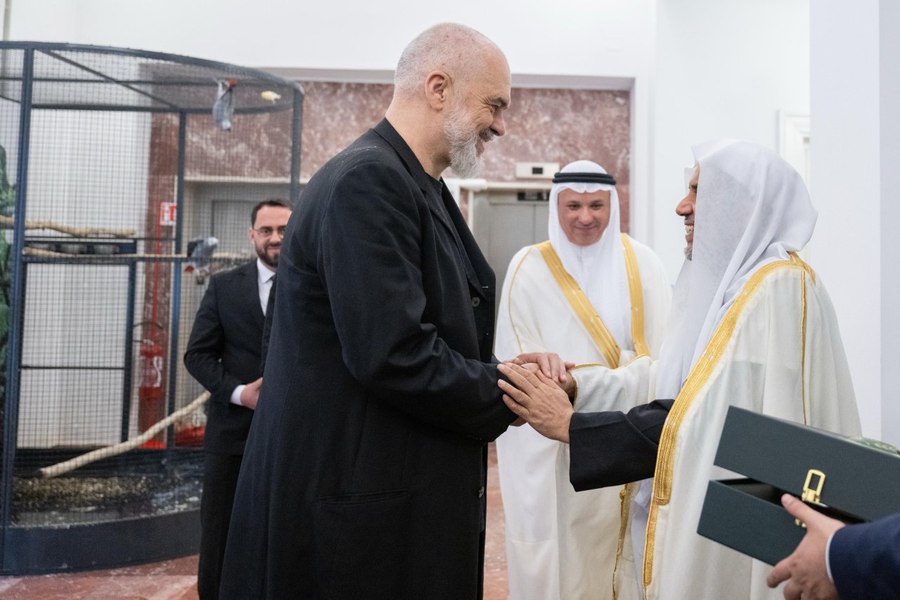 نخست‌وزیر آلبانی، آقای اَدی راما، در کاخ نخست‌وزیری از آقای دکتر شیخ محمد العیسی ، دبیرکل و رئیس انجمن علمای مسلمان، استقبال کرد