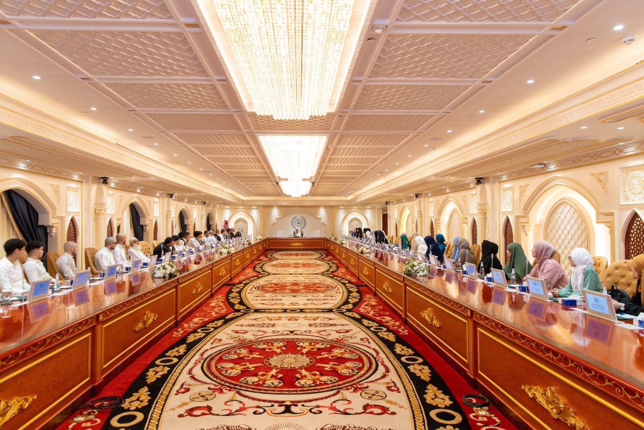 En el marco de su identidad religiosa y de su integración nacional: Las comunidades musulmanas, a través de su componente consciente y distinguido, son la ventana para presentar la verdadera esencia de nuestra noble religión.