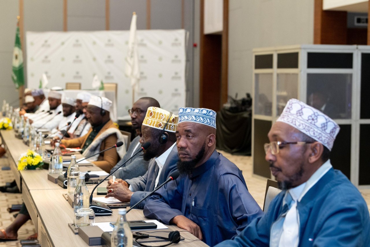 En el marco de su identidad religiosa y de su integración nacional: Las comunidades musulmanas, a través de su componente consciente y distinguido, son la ventana para presentar la verdadera esencia de nuestra noble religión.