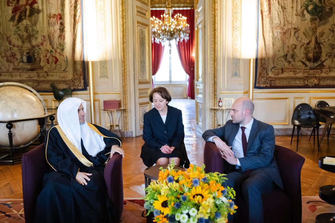 جناب آقای دکتر شیخ محمد بن عبدالکریم عیسی، دبیرکل سازمان همبستگی جهان اسلام و رئیس انجمن علمای مسلمان، در محل اقامت خود در پایتخت فرانسه «پاریس»، با جناب وزیر کشور فرانسه، آقای برونو روتایو، دیدار کرد