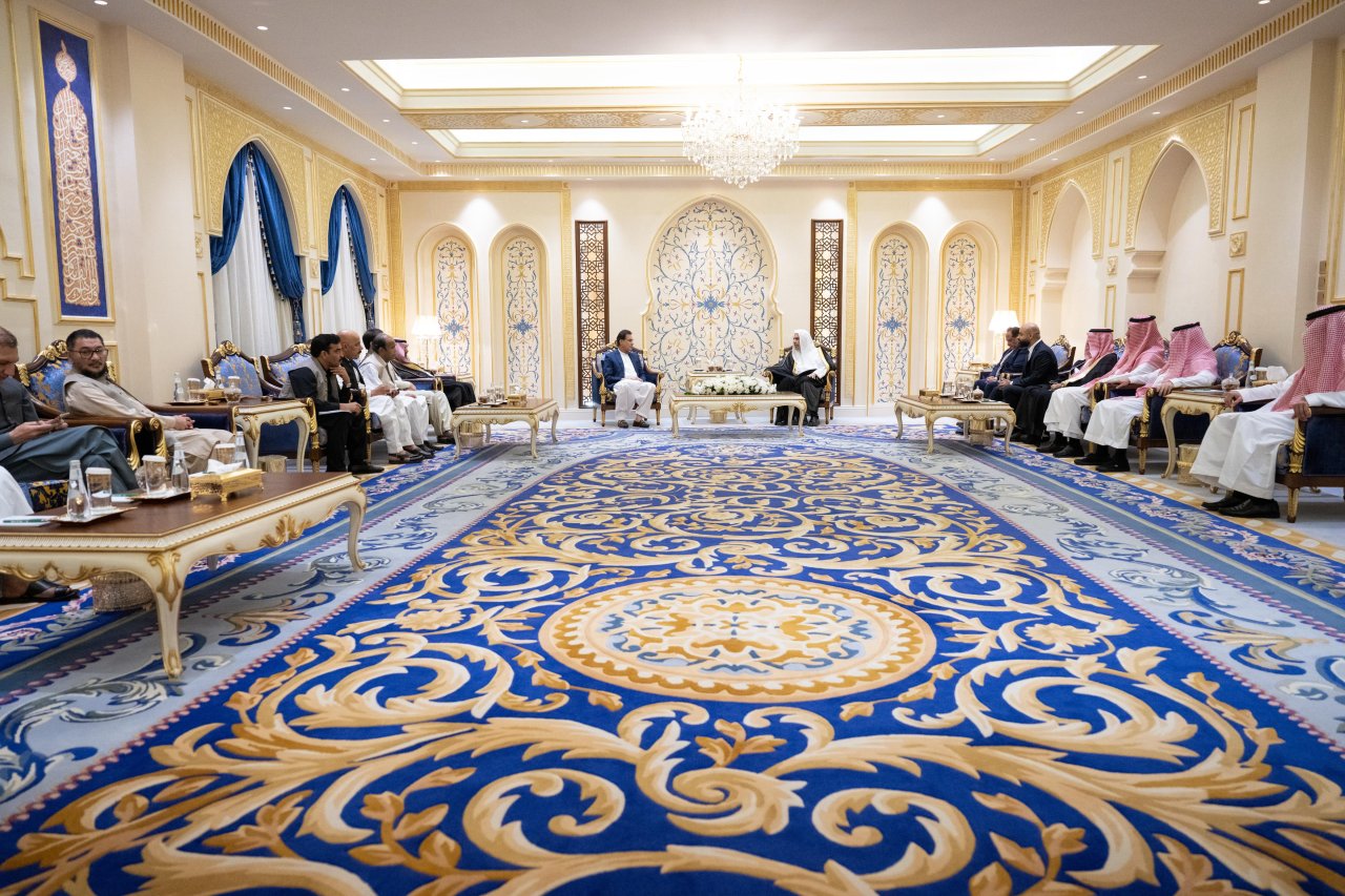 الأمين العام لرابطة العالم الإسلامي يستقبل رئيس البرلمان الباكستاني