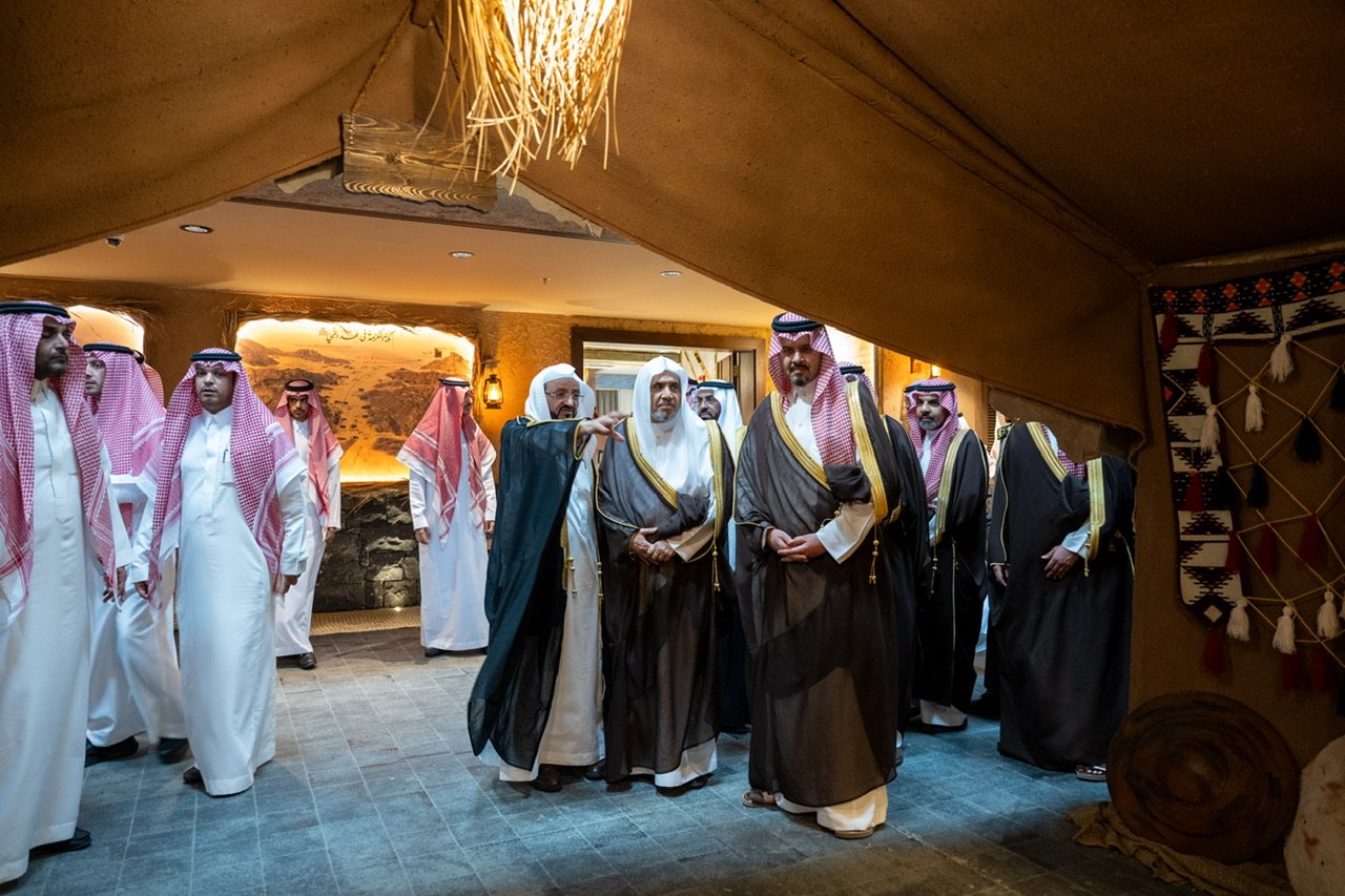 در موزه سیره نبوی شریف وابسته به سازمان همبستگی جهان اسلام و در جوار حرم نبوی شریف:  شاهزاده سلمان بن سلطان بن عبدالعزیز، امیر منطقه مدینه منوره، بخش‌های جدید ساختمان اصلی موزه بین‌المللی سیره نبوی را افتتاح کرد