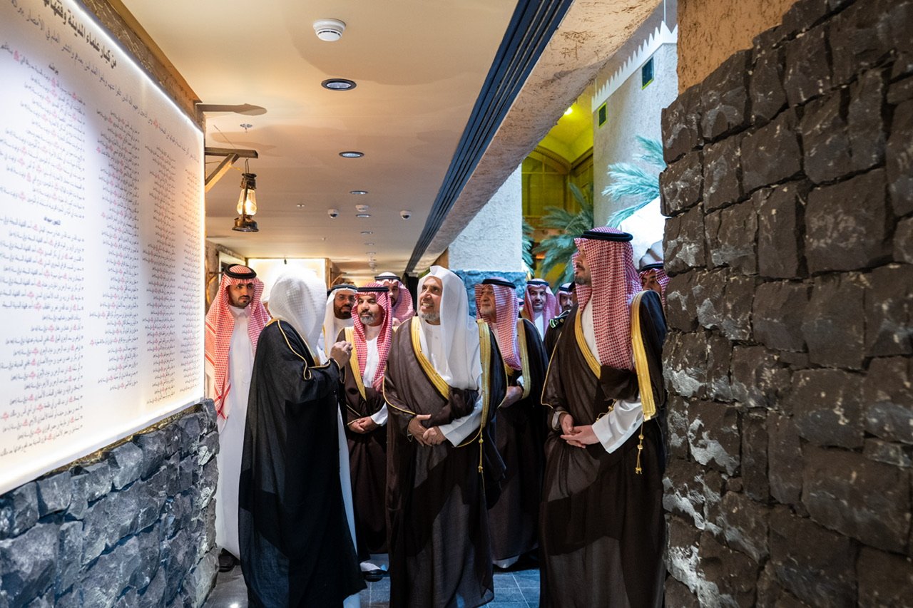 در موزه سیره نبوی شریف وابسته به سازمان همبستگی جهان اسلام و در جوار حرم نبوی شریف:  شاهزاده سلمان بن سلطان بن عبدالعزیز، امیر منطقه مدینه منوره، بخش‌های جدید ساختمان اصلی موزه بین‌المللی سیره نبوی را افتتاح کرد