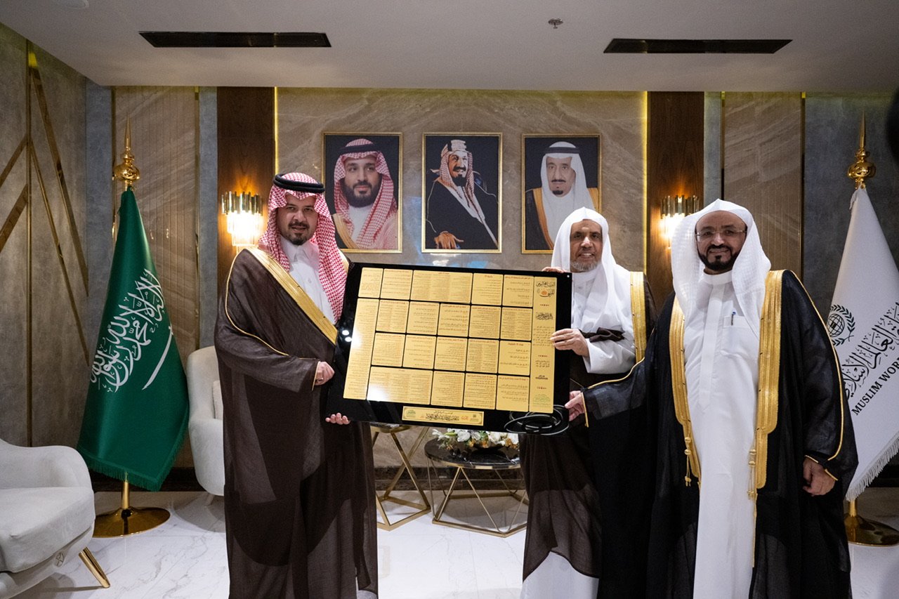 در موزه سیره نبوی شریف وابسته به سازمان همبستگی جهان اسلام و در جوار حرم نبوی شریف:  شاهزاده سلمان بن سلطان بن عبدالعزیز، امیر منطقه مدینه منوره، بخش‌های جدید ساختمان اصلی موزه بین‌المللی سیره نبوی را افتتاح کرد