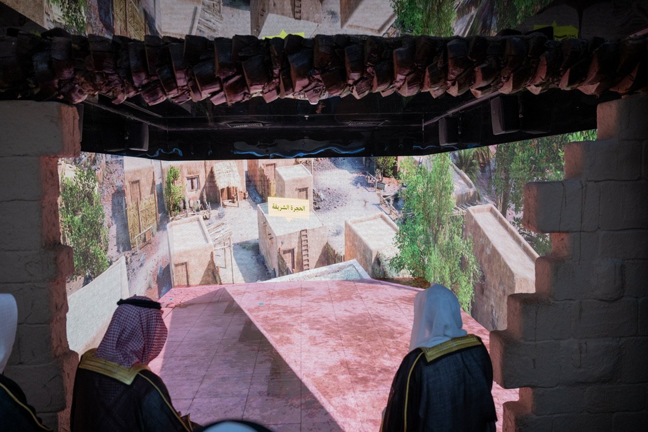 در موزه سیره نبوی شریف وابسته به سازمان همبستگی جهان اسلام و در جوار حرم نبوی شریف:  شاهزاده سلمان بن سلطان بن عبدالعزیز، امیر منطقه مدینه منوره، بخش‌های جدید ساختمان اصلی موزه بین‌المللی سیره نبوی را افتتاح کرد