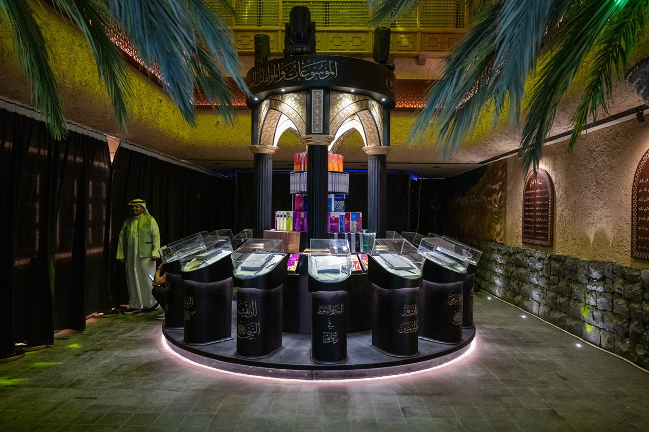 در موزه سیره نبوی شریف وابسته به سازمان همبستگی جهان اسلام و در جوار حرم نبوی شریف:  شاهزاده سلمان بن سلطان بن عبدالعزیز، امیر منطقه مدینه منوره، بخش‌های جدید ساختمان اصلی موزه بین‌المللی سیره نبوی را افتتاح کرد