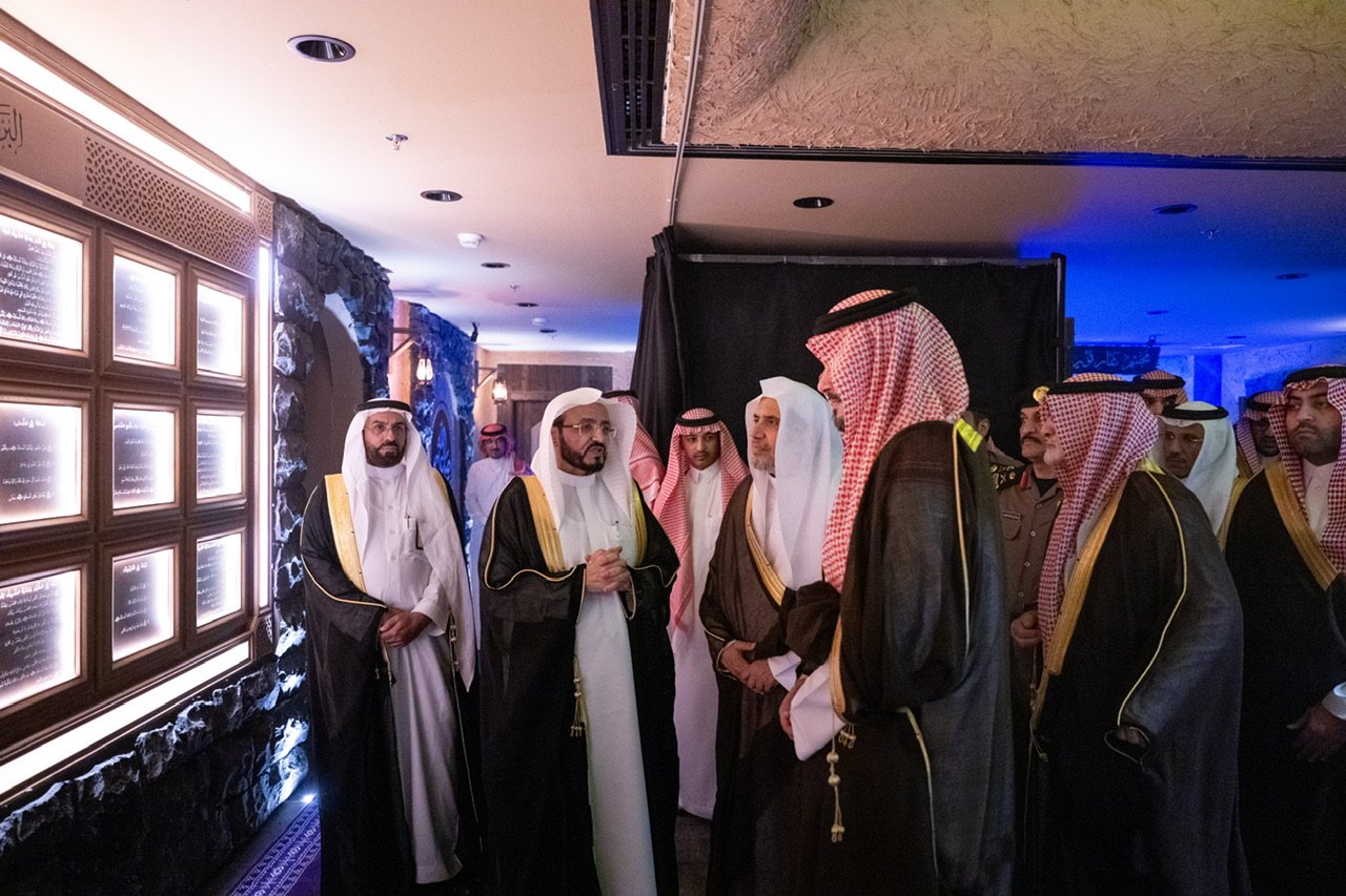 در موزه سیره نبوی شریف وابسته به سازمان همبستگی جهان اسلام و در جوار حرم نبوی شریف:  شاهزاده سلمان بن سلطان بن عبدالعزیز، امیر منطقه مدینه منوره، بخش‌های جدید ساختمان اصلی موزه بین‌المللی سیره نبوی را افتتاح کرد