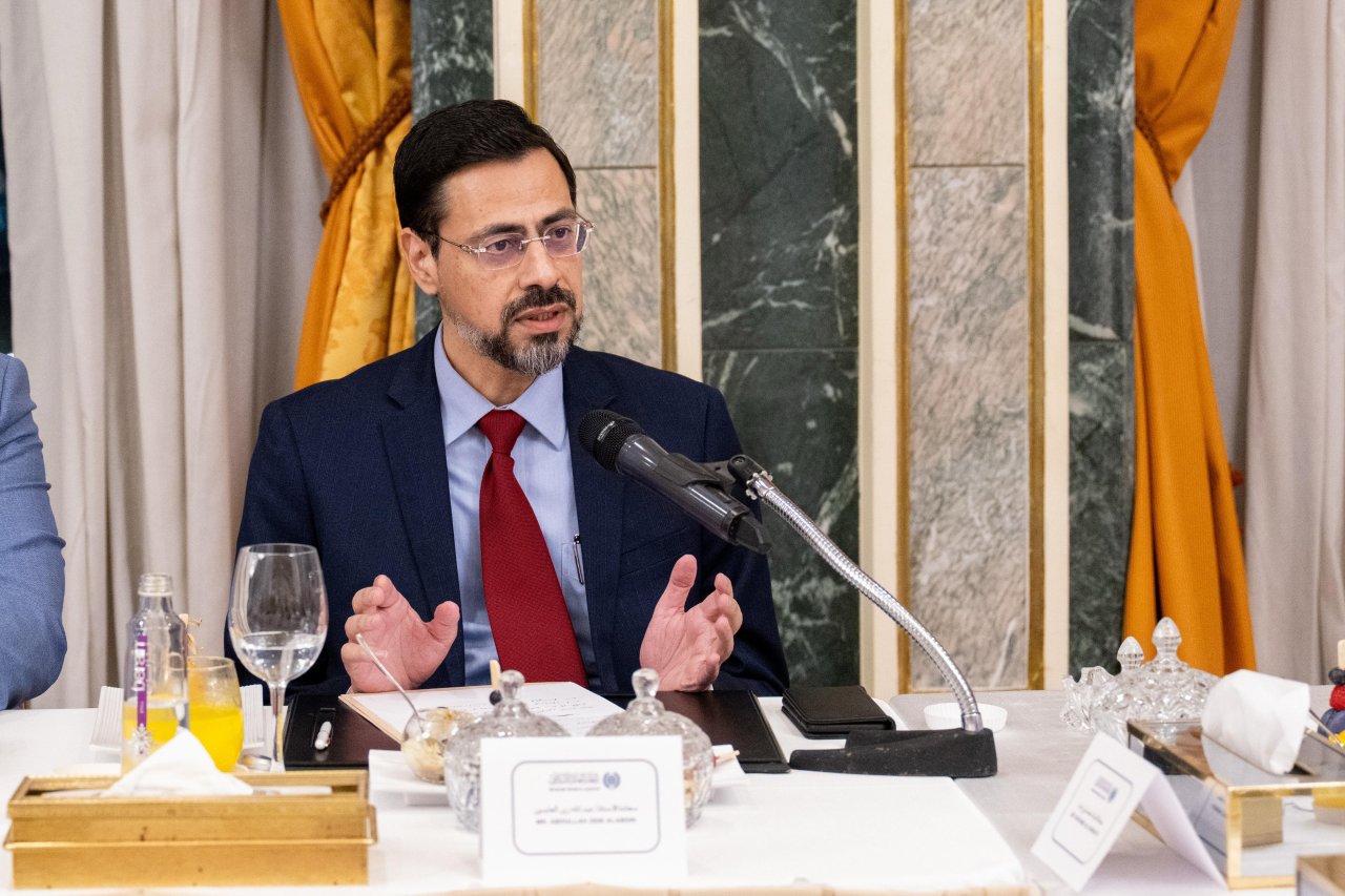 Responsables musulmanes británicos se reúnen con el Secretario General de la Liga del Mundo Islámico en Medina.