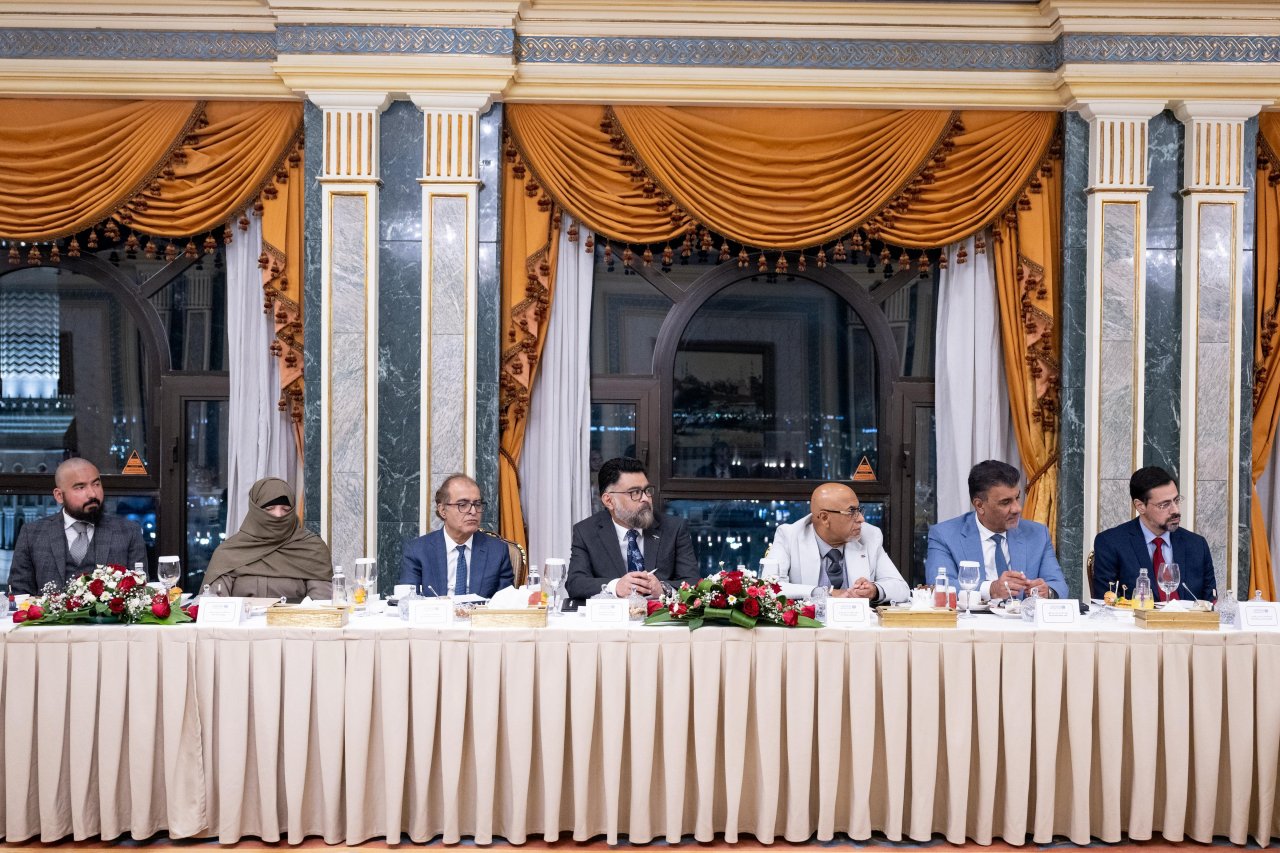 Responsables musulmanes británicos se reúnen con el Secretario General de la Liga del Mundo Islámico en Medina.