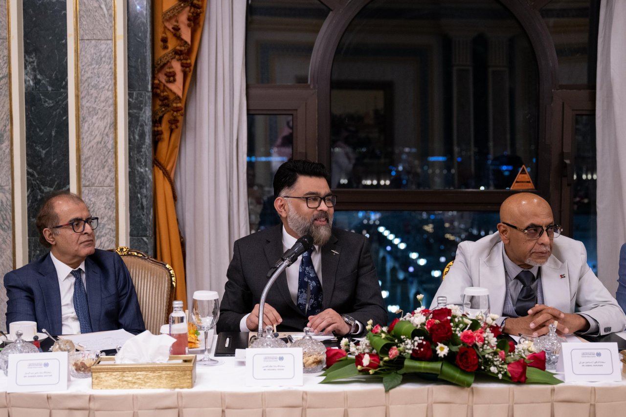 Responsables musulmanes británicos se reúnen con el Secretario General de la Liga del Mundo Islámico en Medina.