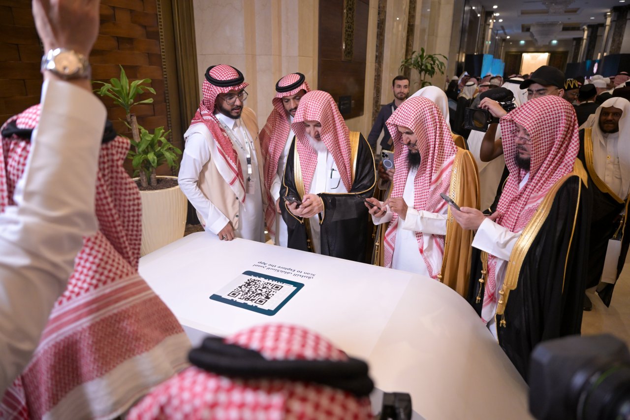 Aquí están los primeros momentos del lanzamiento de la aplicación «Minhaj», seguidos de su descarga en los teléfonos por varias altas personalidades: eminentes ulemas del mundo islámico