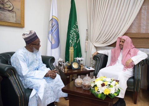  Dr. Mohamed Alissa receives His eminence Cameroon’s Grand Mufti Sheikh Mahmoud Bakari