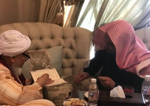 ‏انسجاماً مع عالمية التواصل الإسلامي للرابطة معالي الأمين العام الشيخ د. محمد العيسى في زيارةٍ لمعالي الشيخ عبد الله بن بيه (رئيس منتدى تعزيز السلم) في منزله الخاص حيثُ استعرضا في جلسةٍ موسعة عدداً من الموضوعات العلمية