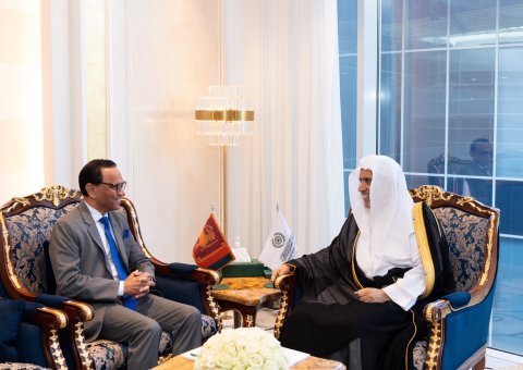 His Excellency Sheikh Dr. Mohammed Al-Issa, Secretary-General of the MWL and Chairman of the Organization of Muslim Scholars, met with His Excellency Ambassador Ameer Ajwad, Ambassador of the Republic of Sri Lanka to the Kingdom of Saudi Arabia, and his accompanying delegation.