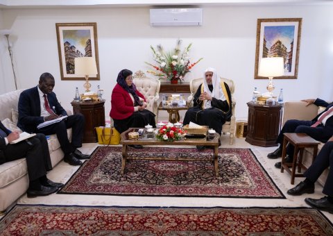 At his residence in Islamabad, the capital of Pakistan, His Excellency Sheikh Dr. Mohammed Al-Issa received Her Excellency Ms. Roza Otunbayeva