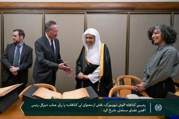 در سومین کتابخانه بزرگ جهان، «کتابخانه عمومی نیویورک» میزبان جناب دبیرکل، رئیس انجمن علمای مسلمانان، آقای دکتر شیخ محمد العیسی  بود؛ ورئیس کتابخانه، به همراه شماری از مسئولان آن، از ایشان استقبال کردند.