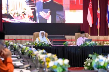 ‏من بين منظومة "منجزات ⁧‫#رابطة_العالم_الإسلامي‬⁩ لتوحيد كلمة علماء المسلمين في القضايا الكبرى التي تتطلّب وحدة الكلمة":  ‏مجلس علماء "آسيان": ‏منصّةٌ جامعةٌ أطلقتْها الرابطة؛ لبناء خطاب إسلامي أصيل وموحَّد، يُعالِج القضايا الكبرى في دول "آسيان".  ‏وقد احتضنت العاصمةُ الماليزيةُ "كوالالمبور"، في الأيام القريبة الماضية، الملتقى الثالثَ للمجلس، برعاية دولة رئيس الوزراء وحضور نائبه وعدد من الوزراء، وبمشاركةٍ واسعةٍ من كبار العلماء والمُفتين من دول منطقة جنوب شرق آسيا.