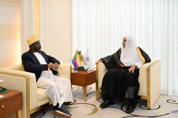 Di kantornya, siang hari ini, Yang Mulia Sekretaris Jenderal LMD, Ketua Organisasi Ulama Muslim, Syekh Dr.Mohammed Alissa , menerima kunjungan Yang Mulia Duta Besar Republik Uni Komoro untuk Kerajaan Arab Saudi
