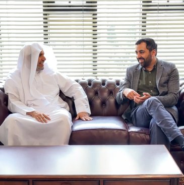 التقى معالي الأمين العام، رئيس هيئة علماء المسلمين، فضيلة الشيخ د.⁧‫محمد العيسى‬⁩‬⁩، في المركز الإسلامي بلندن، دولةَ رئيس وزراء اسكتلندا الأسبق، السيد حمزة يوسف