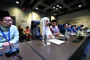 On the sidelines of the Third International Summit of Religious Leaders: In Kuala Lumpur, Malaysia, H.E. Sheikh Dr. Mohammed Al-Issa , Secretary-General of the MWL and Chairman of the OMS, met with young leaders among university students and researchers