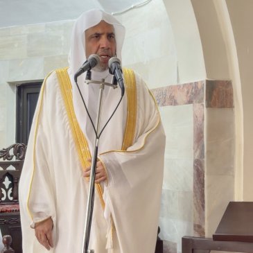 معالي أمين عام رابطة العالم الإسلامي، رئيس هيئة علماء المسلمين، فضيلة الشيخ د.⁧‫ محمد العيسى‬⁩ ‬⁩، يخطُب اليوم في جامع الصّلاح بالعاصمة الباكستانية "إسلام آباد"، ويؤمُّ المُصَلّين
