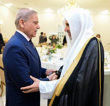 استضافَ دولةُ رئيسِ وزراء جمهورية باكستان الإسلامية، السيد محمد شهباز شريف، في مكتبه بالعاصمة "إسلام آباد"، معالي الأمين العام، رئيسَ هيئة علماء المسلمين، فضيلةَ الشيخ د. ⁧‫محمد العيسى