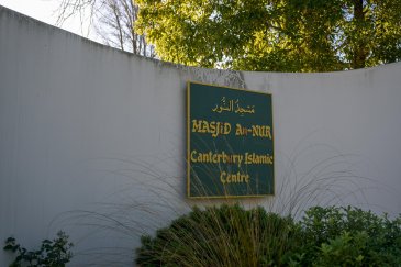 زارَ معالي الأمين العام، رئيسُ هيئة علماء المسلمين، فضيلةُ الشيخ د.⁧‫محمد العيسى‬⁩‬⁩ المسجدَ، حيثُ تفقَّد -مُجدَّدًا- احتياجاتِه، والتقى النّاجِين مِن الهجوم الإرهابيّ، وأُسرَ الشُّهداء -رحمهم الله-