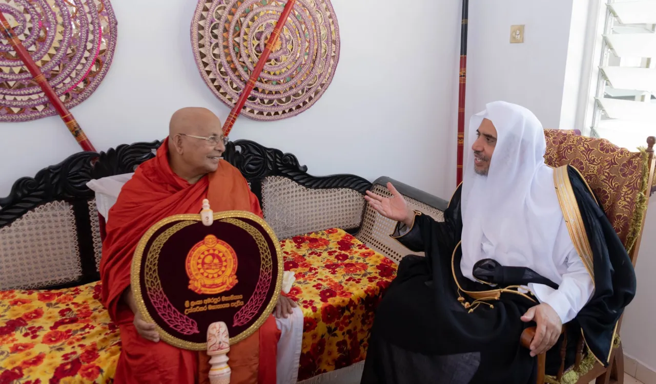 عزت مآب شیخ ڈاکٹر محمد العیسی نے(سری لنکا میں رابطہ  کے زیر انتظام منعقدہ بین المذاہب ہم آہنگی کانفرنس کے تناظر میں)دنیا بھر سے تعلق رکھنے والے سینئر بدھسٹ رہنماؤں سے ملاقات کی