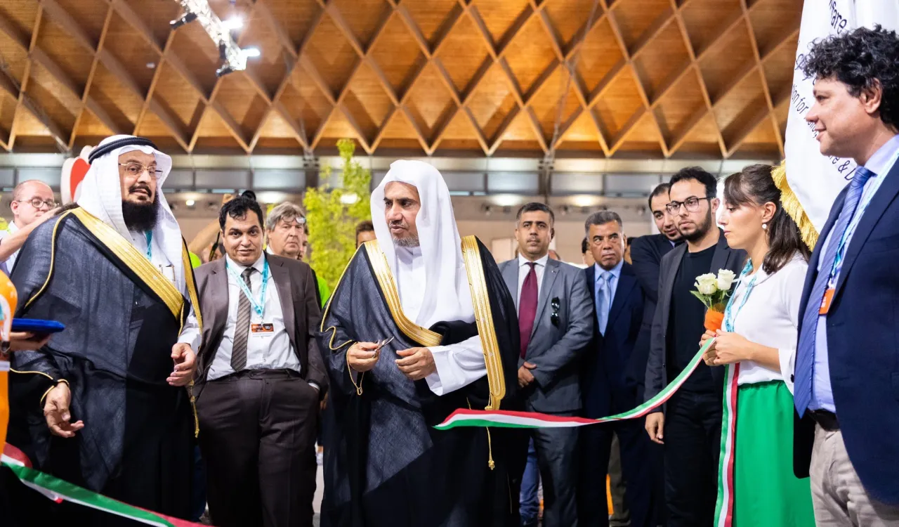 Le D.Mohammad Alissa a inauguré une aile d’exposition de la Ligue Islamique Mondiale au Forum de Rimini pour l’amitié entre les peuples qui plus d’un million de visiteurs et qui est considéré comme l’un des plus grands forums d’Europe.