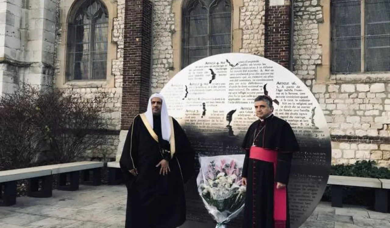En France, l'année dernière, Mohammad Alissa a rendu hommage au père Jacques Hamel, et a déposé une gerbe de fleurs à l'église de Saint Étienne Du Rouvray. "La religion ne doit en aucun cas être utilisée à des fins politiques." 