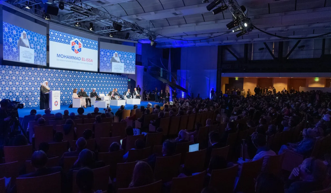 فرانس کی تاریخ میں پہلی مرتبہ..فرانس کے سرکاری تعاون کے ساتھ ..یہودی اور عیسائی قیادت کی اپنے تینوں فرقوں کیتھولک،آرتھوڈوکس اور پروٹسٹنٹ کے ساتھ ایک ہی پلیٹ فارم پر امن ویکجہتی کے لئے رابطہ عالم اسلامی کی کانفرنس  میں شرکت۔