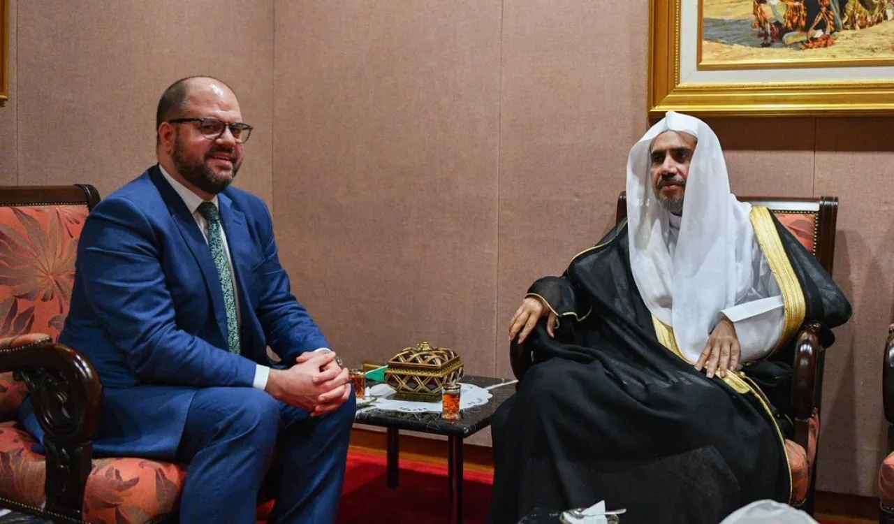 معالي أمين عام ⁧رابطة العالم الإسلامي⁩ الشيخ د. ⁧محمد العيسى⁩ مستقبلاً القنصل العام للولايات المتحدة الأمريكية بالمملكة العربية ⁧السعودية⁠ ⁠⁩ السيد راين كليها، وقد جرى خلال اللقاء استعراض الموضوعات ذات الاهتمام المشترك.