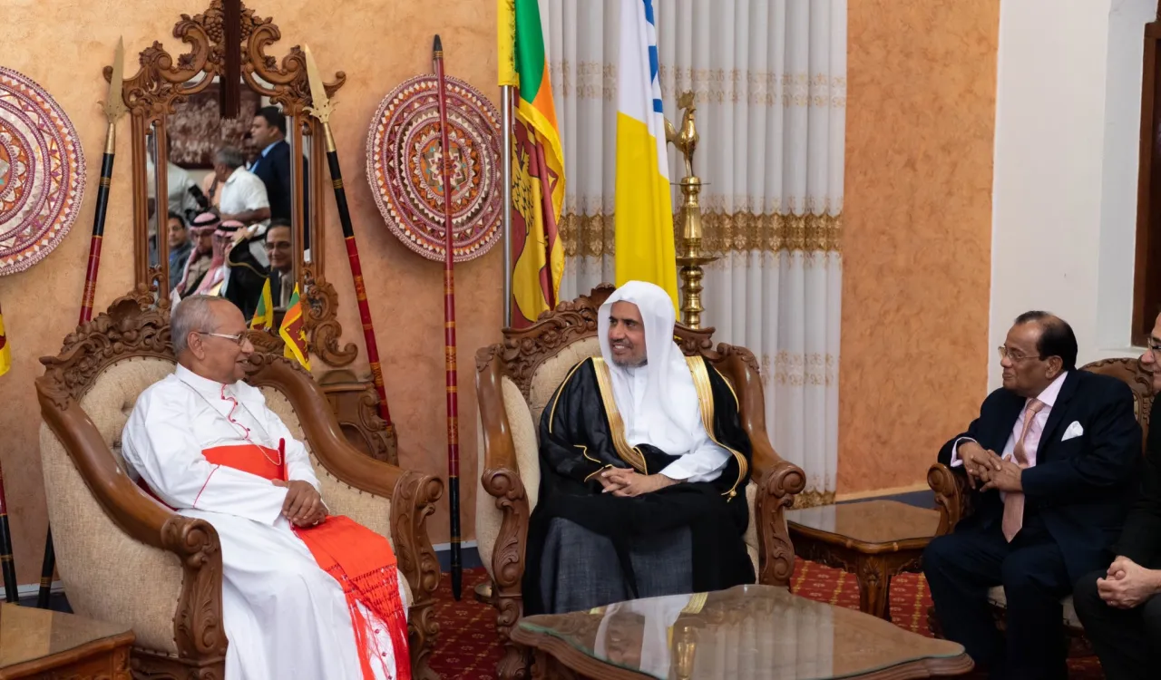 Le SG de la Ligue Islamique Mondiale D.Mohammad Alissa rencontre au Sri Lanka le Cardinal Ranjith au Sri Lanka Président des Évêques à qui il a présenté ses condoléances suite au attentats terroristes ils ont traité de l’harmonie religieuse entre les différents adeptes.