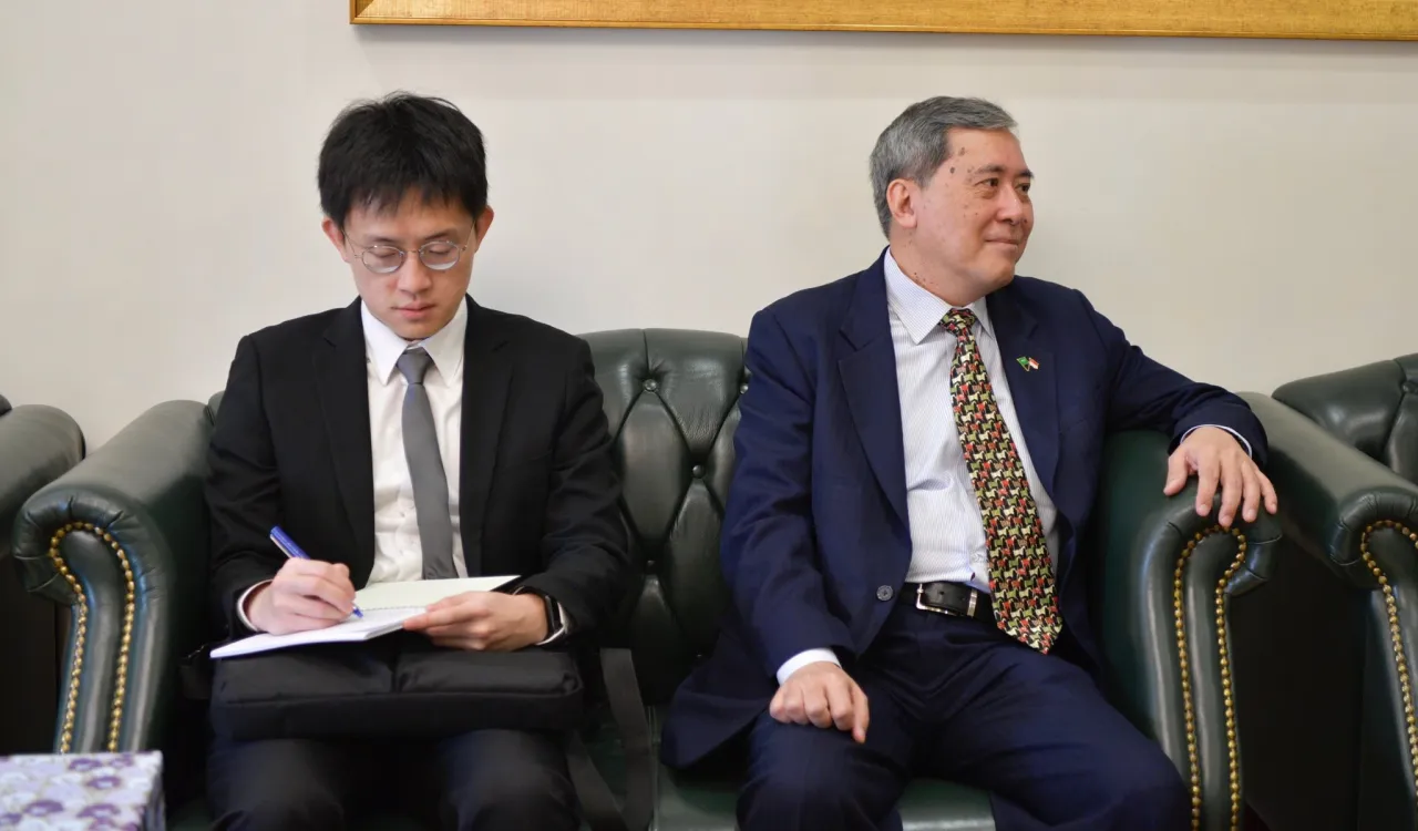 استقبل معالي أمين عام ⁧رابطة العالم الإسلامي⁩ الشيخ د.محمد العيسى⁩ في مكتب الأمانة بالرياض كبير وزراء الدولة لوزارتي الخارجية والدفاع في ⁧سنغافورة⁩ والوفد المرافق له.  ‏وجرى خلال اللقاء بحث الموضوعات ذات الاهتمام المشترك.