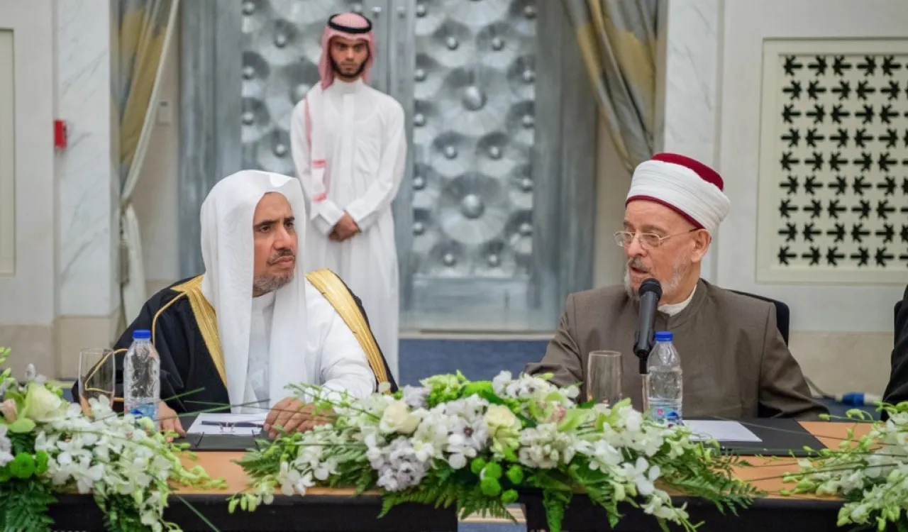 ‏معالي الشيخ د. ⁧محمد العيسى⁩ يلتقي وفد كبار العلماء العراقيين ورئيس وأعضاء المجمع الفقهي العراقي برئاسة سماحة الشيخ العلامة ⁧أحمد حسن الطه⁩، وقد ثمّنوا مؤتمر ⁧الرابطة⁩ حول الوحدة الإسلامية وتعزيز القيم المشتركة للدولة الوطنية بمشاركة ٢٨ مكوناً إسلامياً من مختلف ⁧المذاهب⁩ و ⁧الطوائف⁩.