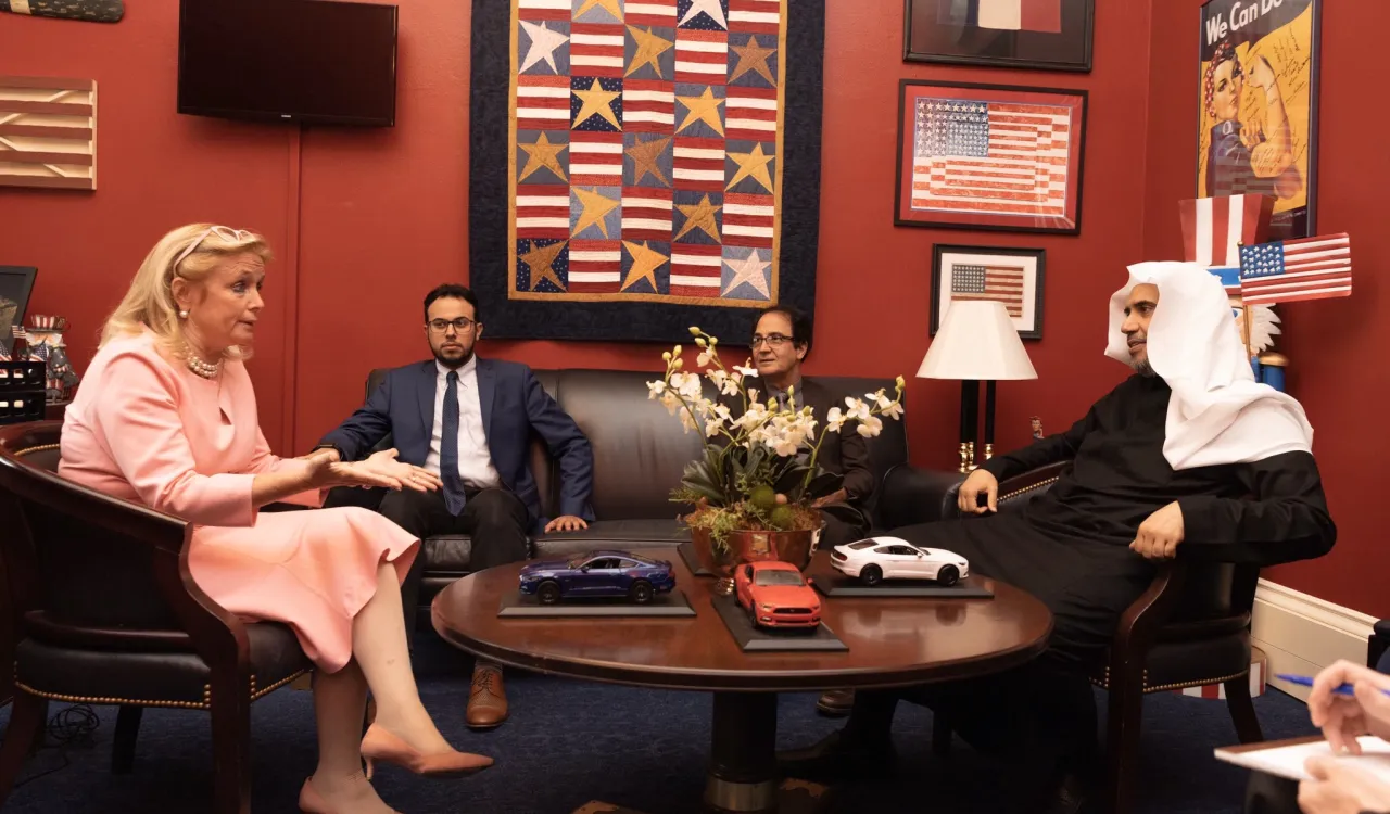 ‏اجتمع معالي الشيخ د.⁧‫محمد العيسى‬⁩ في مقر الكونغرس الأمريكي بديبي دنغل ممثلة ولاية ميتشغان