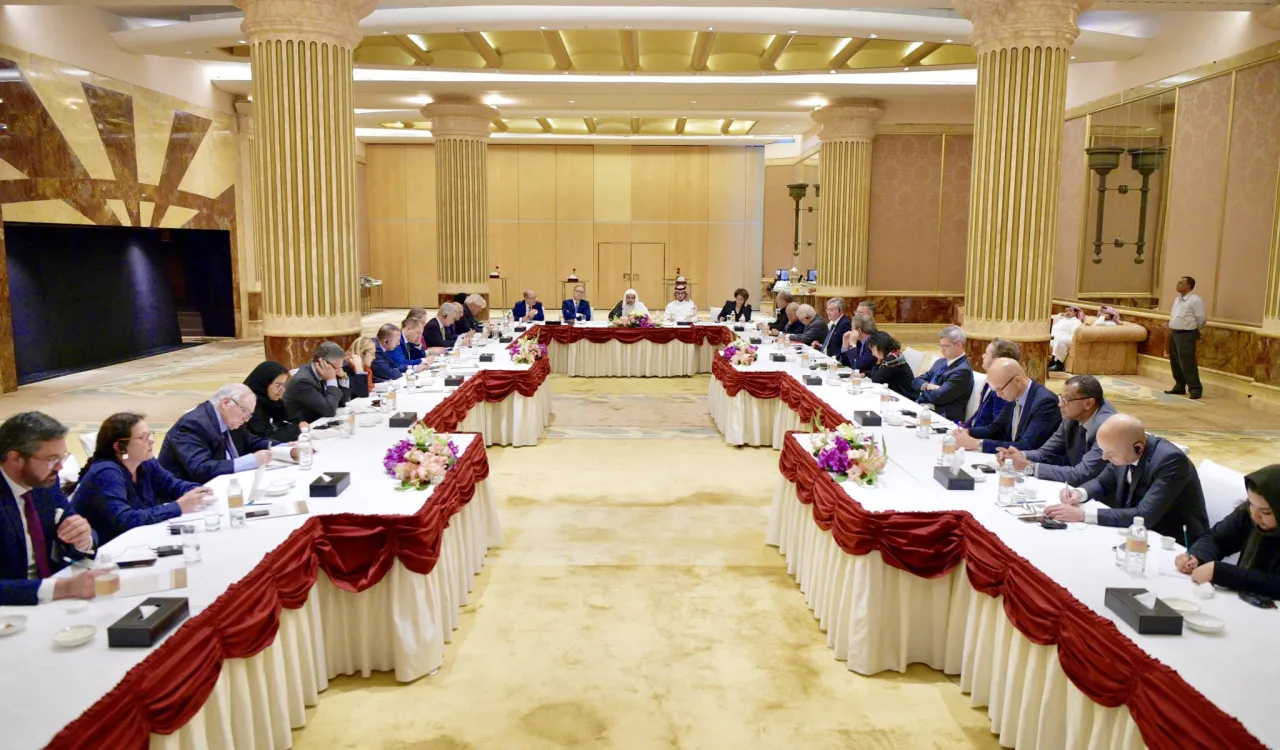 شیخ ڈاکٹر محمد العیسی نے ریاض میں وزراء اور اساتذہ پر مشتمل ایک اعلی فرانسیسی وفد سے ملاقات کی