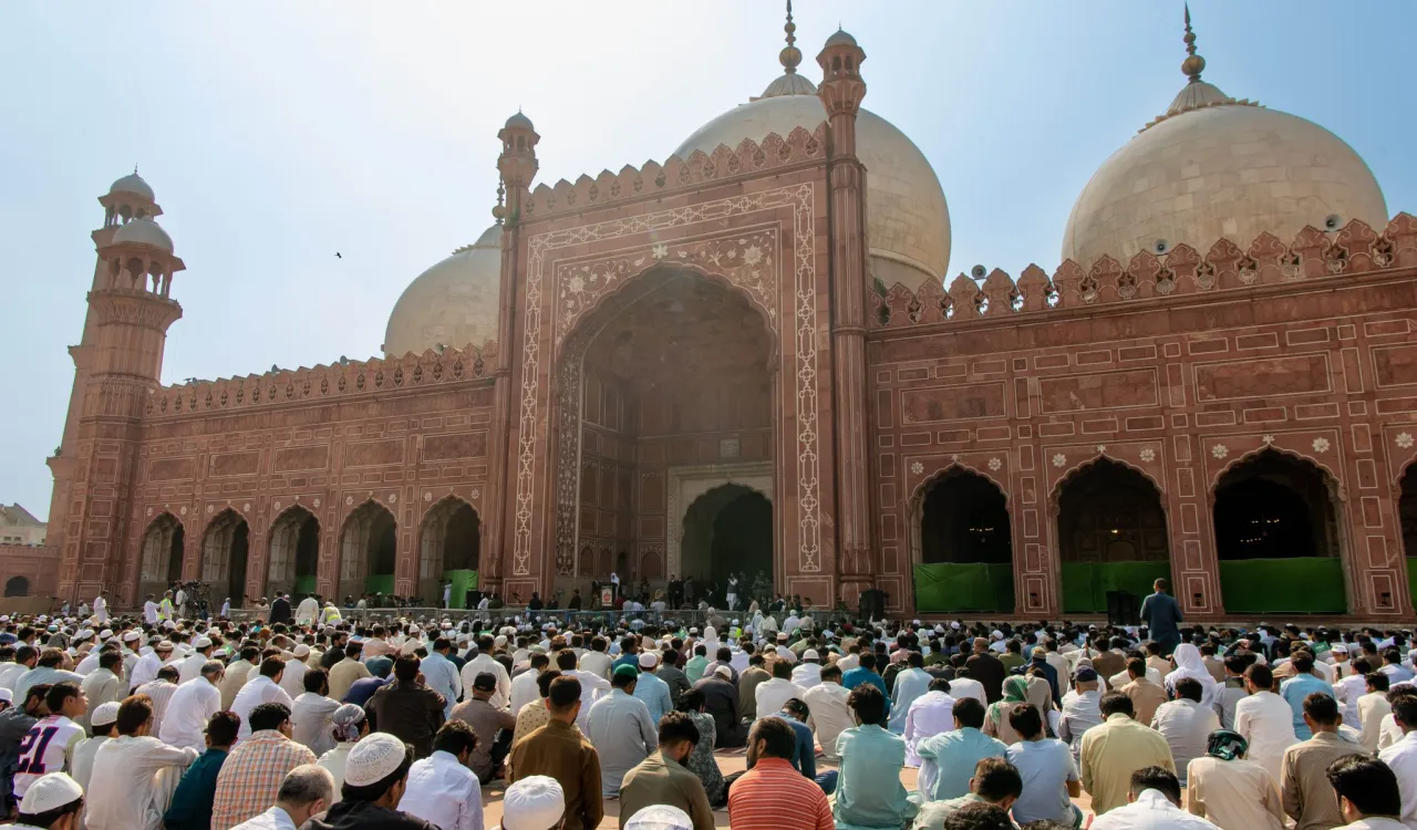 “بدعوةٍ رسميةٍ”، وفي جامع لاهور الكبير “المشهور عالمياً بعمارته الفريدة، وسعته لأكثر من مائة ألف مُصَلٍّ”: ألقى معالي الشيخ د. #محمد_العيسى خطبة الجمعة لهذا اليوم، متحدِّثاً فيها عن القيم الأخلاقية في الإسلام.