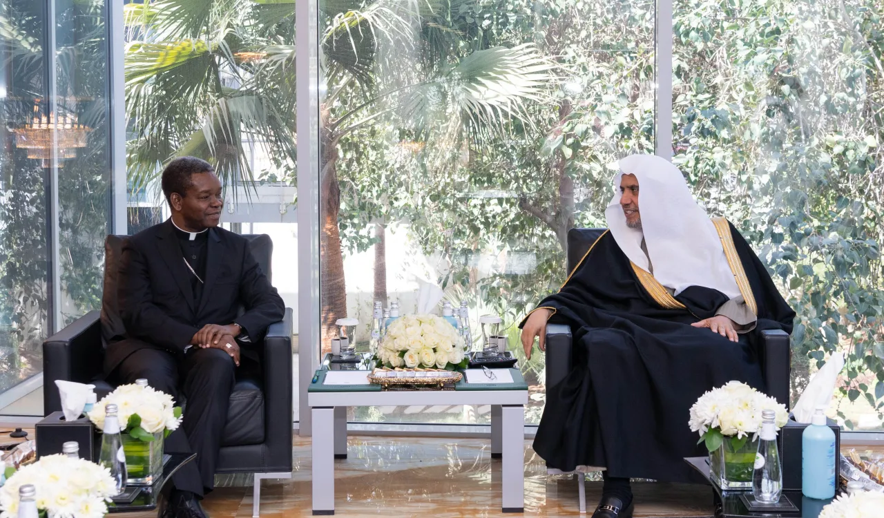 التقى معالي الشيخ د.⁧محمد العيسى‬⁩ في مكتبه بالرياض سفير الفاتيكان لدى الأمم المتحدة نيافة السيد نونسيو فورتشناتس، والمندوب الدائم لجامعة السلام “الأممية” لدى مكتب الأمم المتحدة بجنيف السيد ديفيد فيرنانديز