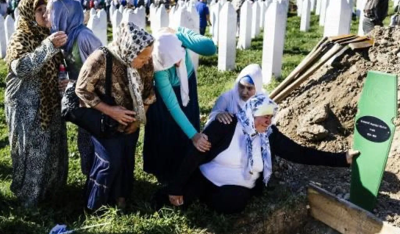 بمشيئة الله تعالى يقوم معالي الشيخ د ⁧‫#محمد_العيسى‬⁩ برئاسة وفد رفيع من العلماء المسلمين من عموم المذاهب، مصحوباً بقيادات دينية من مختلف الأديان بزيارة موقع الإبادة في ⁧‫#سربرنيتسا‬⁩ بالبوسنة والهرسك ومعسكر ⁧‫#أوشفيتز‬⁩ للإبادة ببولندا للتعبير عن الشعور الديني تجاه تلك الجرائم دون استثناء.