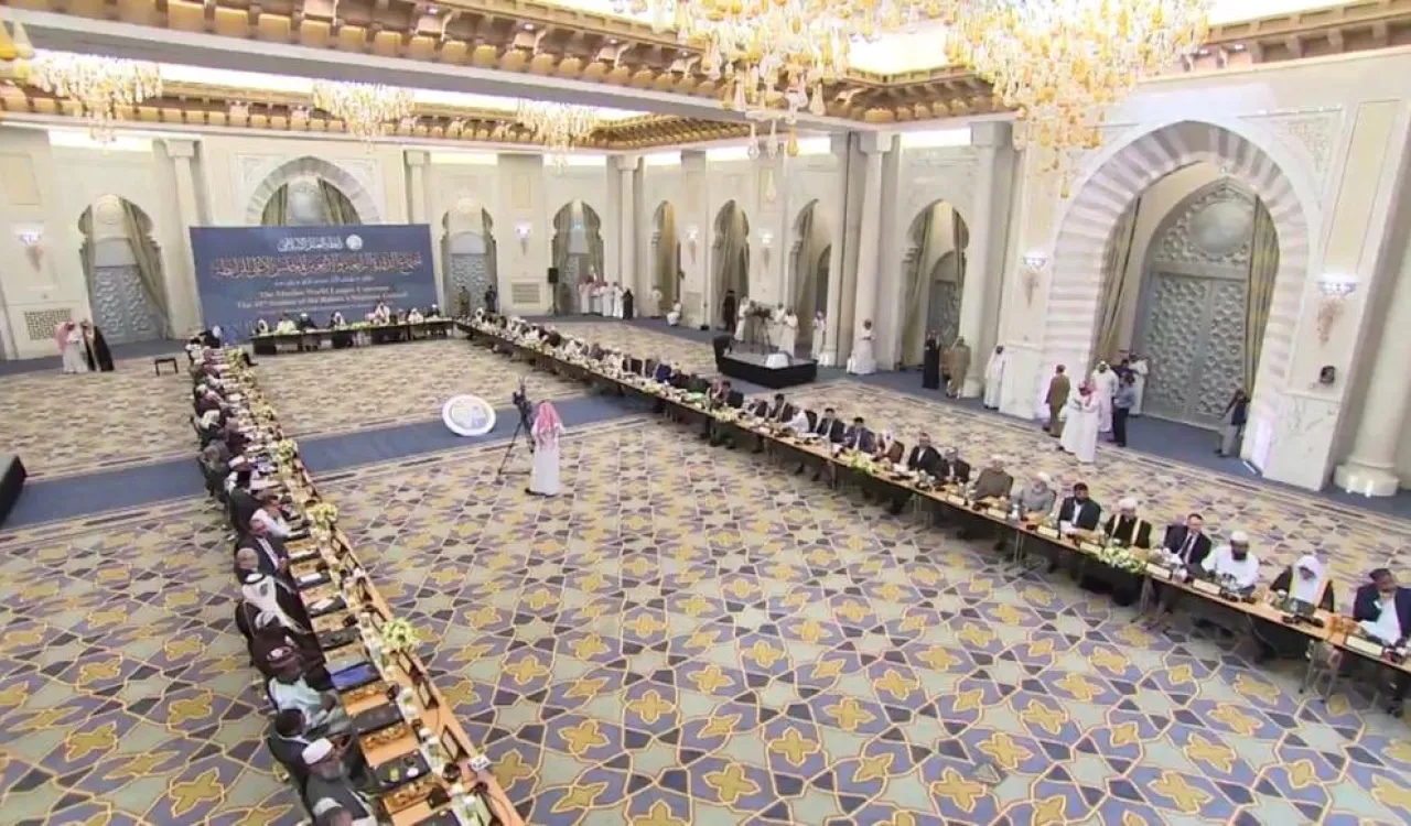 علمائے کرام مکہ میں : رابطہ عالم اسلامی کے سپریم کونسل کے اجلاس میں شرکت اور (اسلامی فقہ اکیڈمی ایوارڈ) اور ( میثاق مکہ مکرمہ ایوارڈ) کے اجراء  کے لئےجمع ہیں۔